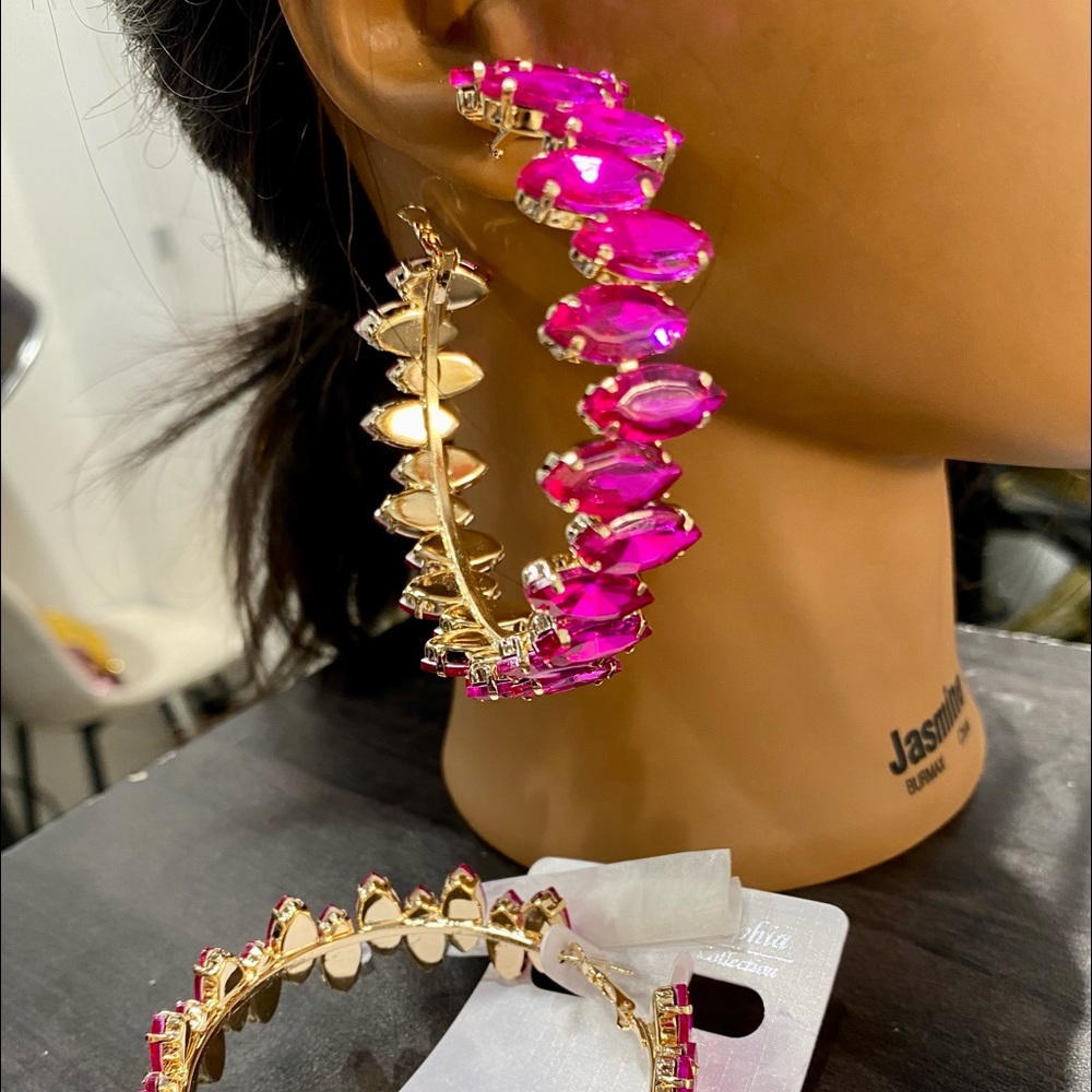 SOLD.    💗Pretty in pink hoops
